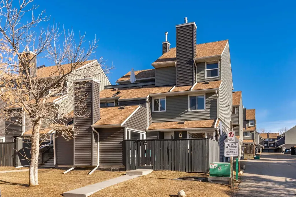 25 Glamis Green SW Calgary AB T3E 6V1