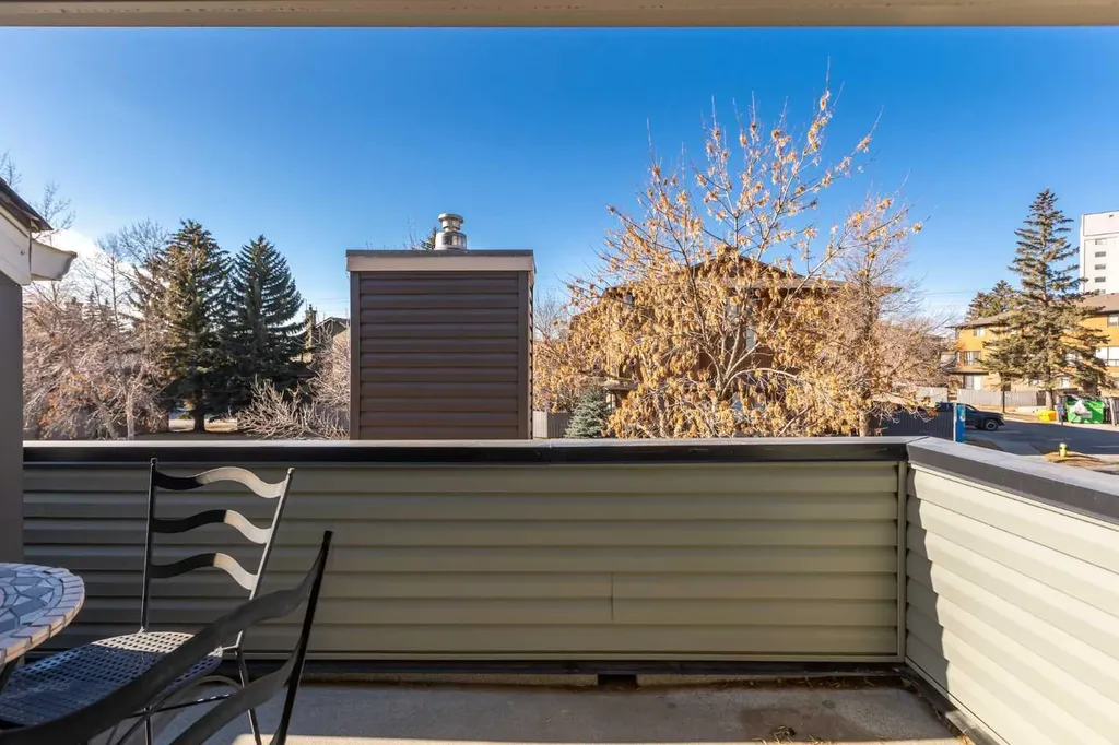 25 Glamis Green SW Calgary AB T3E 6V1