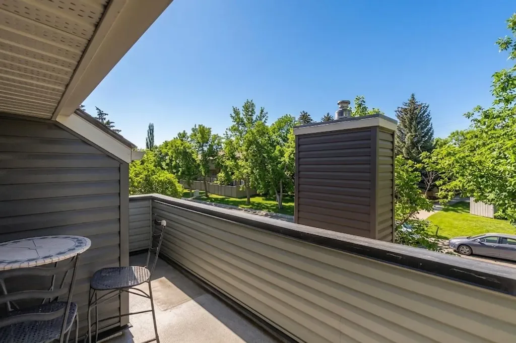 25 Glamis Green SW Calgary AB T3E 6V1