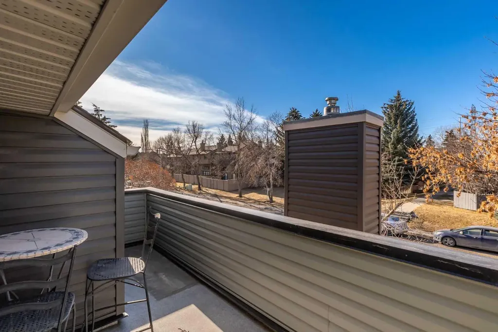 25 Glamis Green SW Calgary AB T3E 6V1