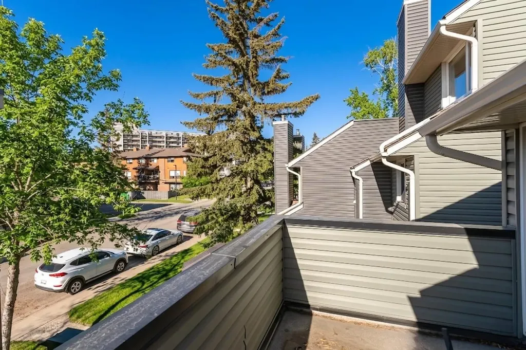 25 Glamis Green SW Calgary AB T3E 6V1