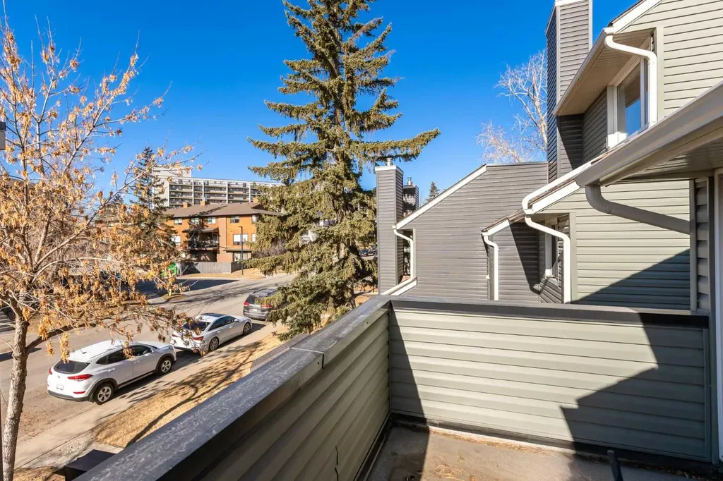 25 Glamis Green SW Calgary AB T3E 6V1