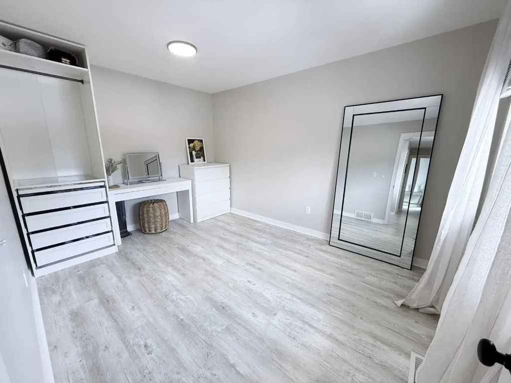 25 Glamis Green SW Calgary AB T3E 6V1