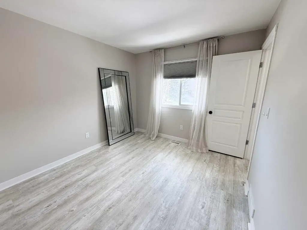 25 Glamis Green SW Calgary AB T3E 6V1