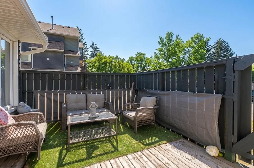 25 Glamis Green SW Calgary AB T3E 6V1
