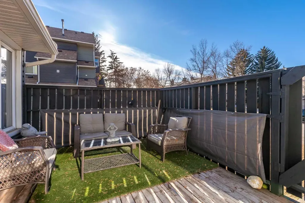 25 Glamis Green SW Calgary AB T3E 6V1