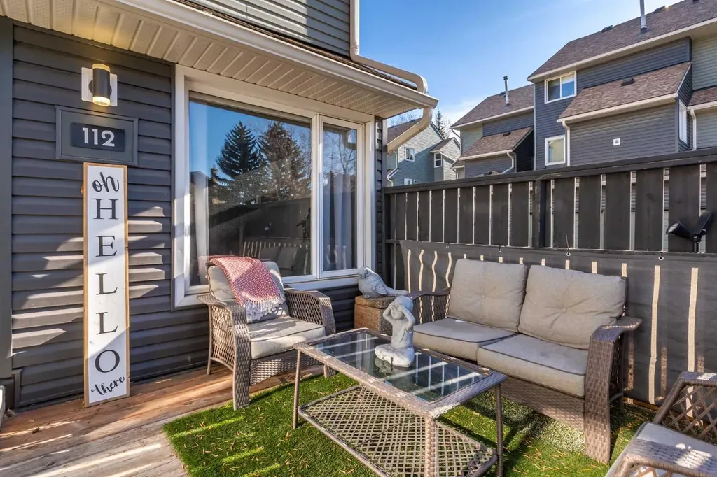 25 Glamis Green SW Calgary AB T3E 6V1