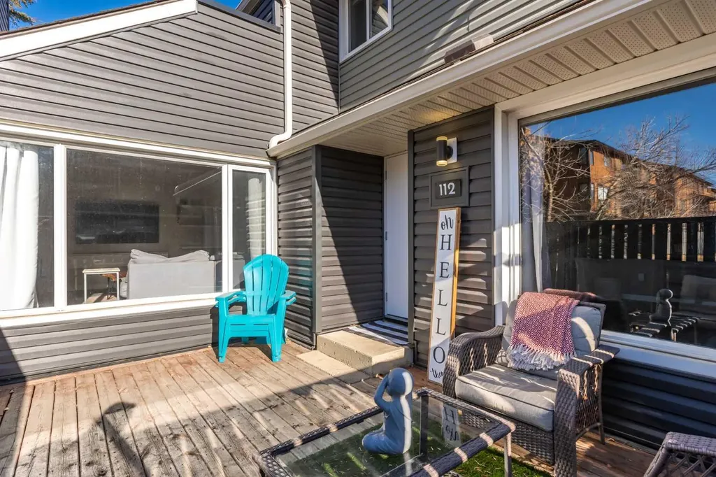 25 Glamis Green SW Calgary AB T3E 6V1