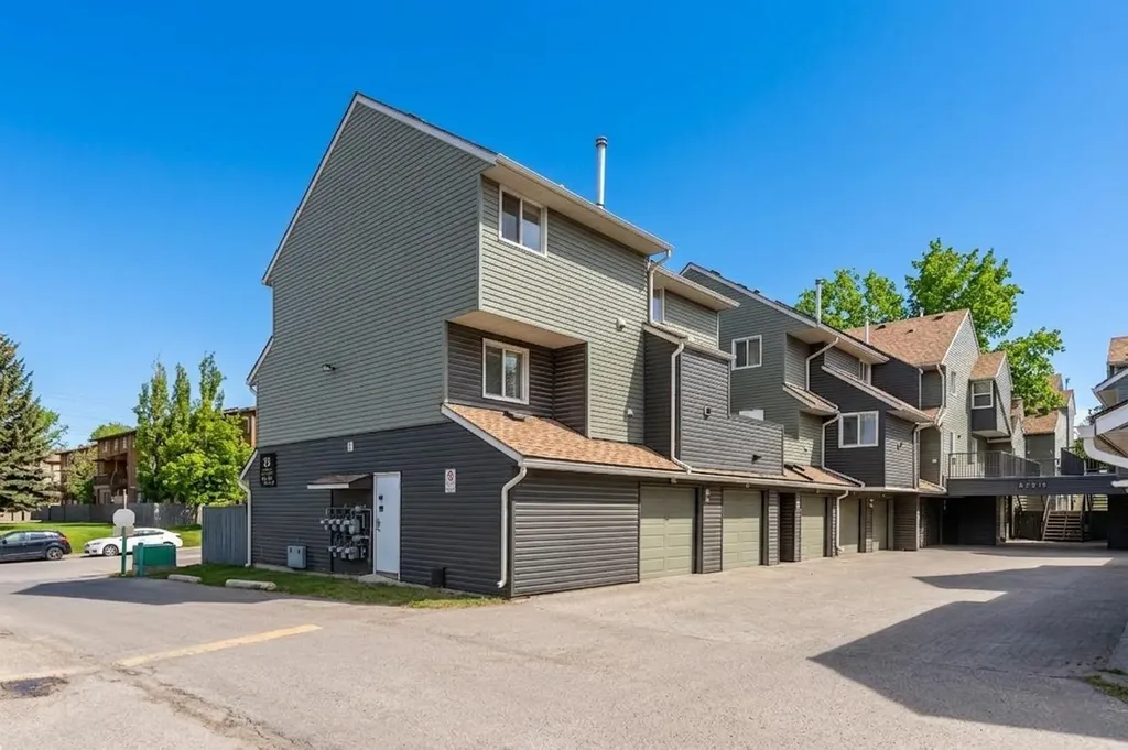 25 Glamis Green SW Calgary AB T3E 6V1