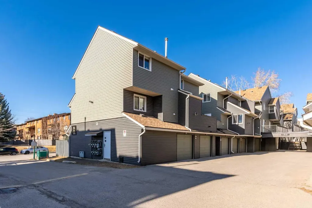 25 Glamis Green SW Calgary AB T3E 6V1