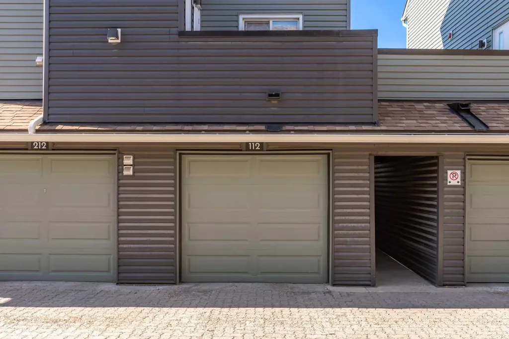 25 Glamis Green SW Calgary AB T3E 6V1