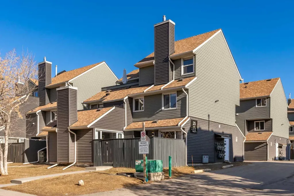 25 Glamis Green SW Calgary AB T3E 6V1