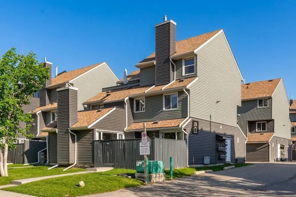25 Glamis Green SW Calgary AB T3E 6V1