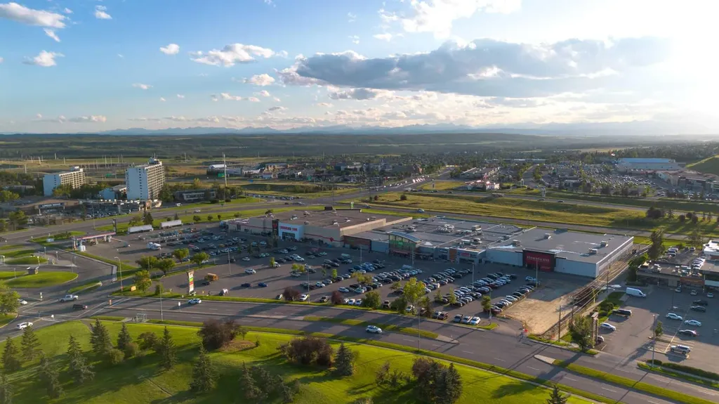 25 Glamis Green SW Calgary AB T3E 6V1