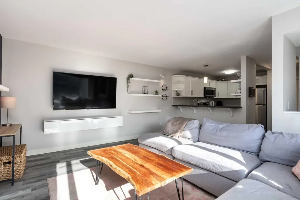 25 Glamis Green SW Calgary AB T3E 6V1