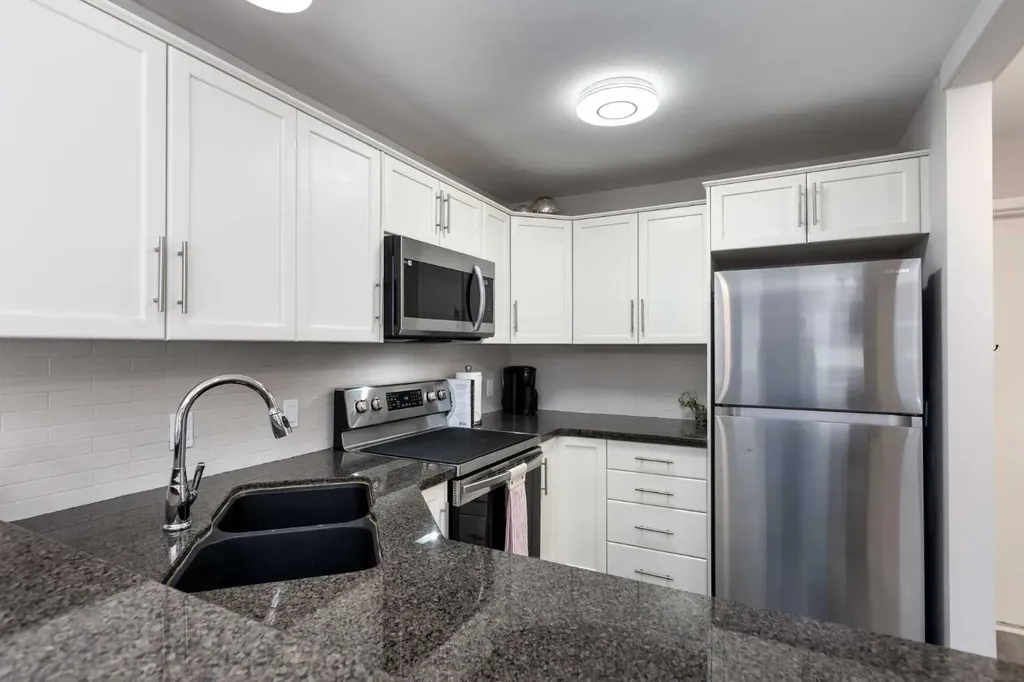 25 Glamis Green SW Calgary AB T3E 6V1