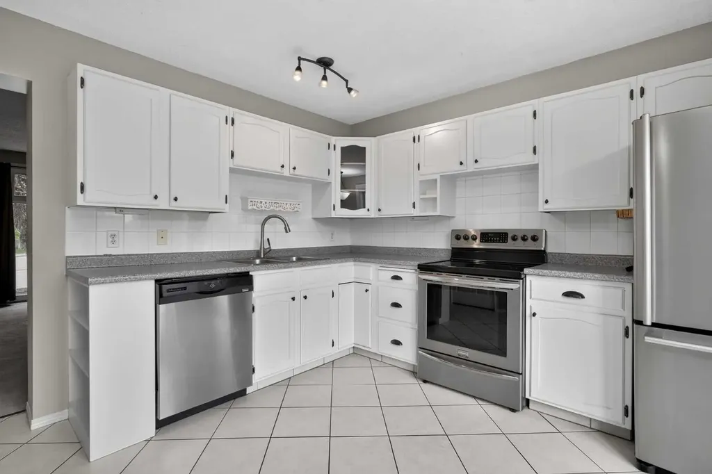 5202 Dalhousie Drive NW Calgary AB T3A 1B5