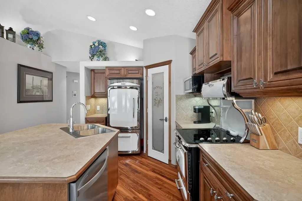 112 Prestwick Point SE Calgary AB T2Z 4K7