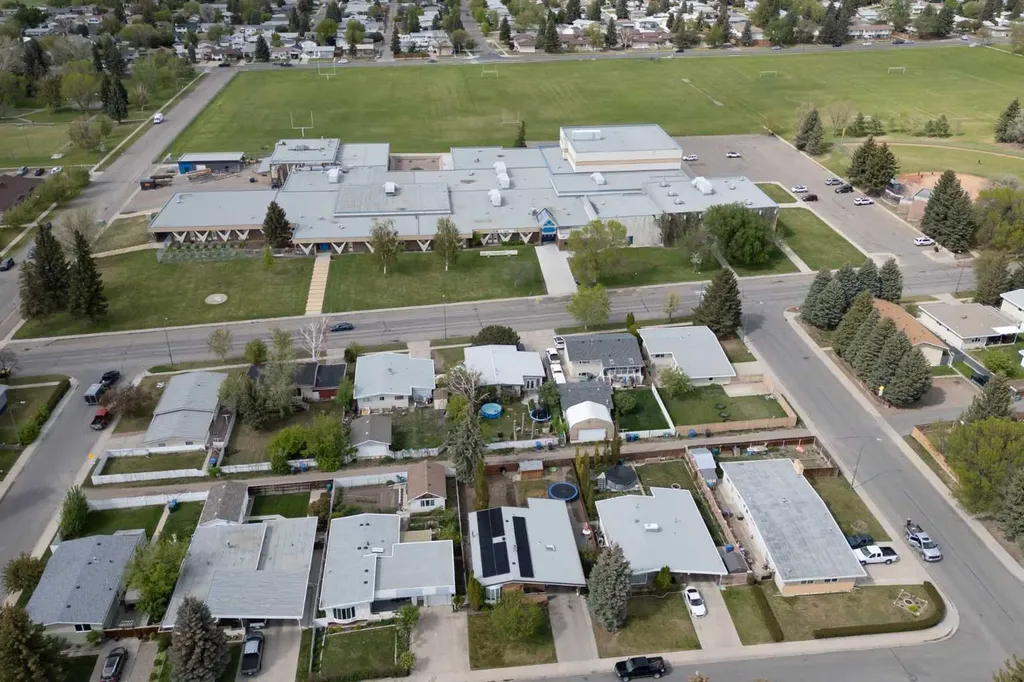 1713 14 Avenue N Lethbridge AB T1H 1V7