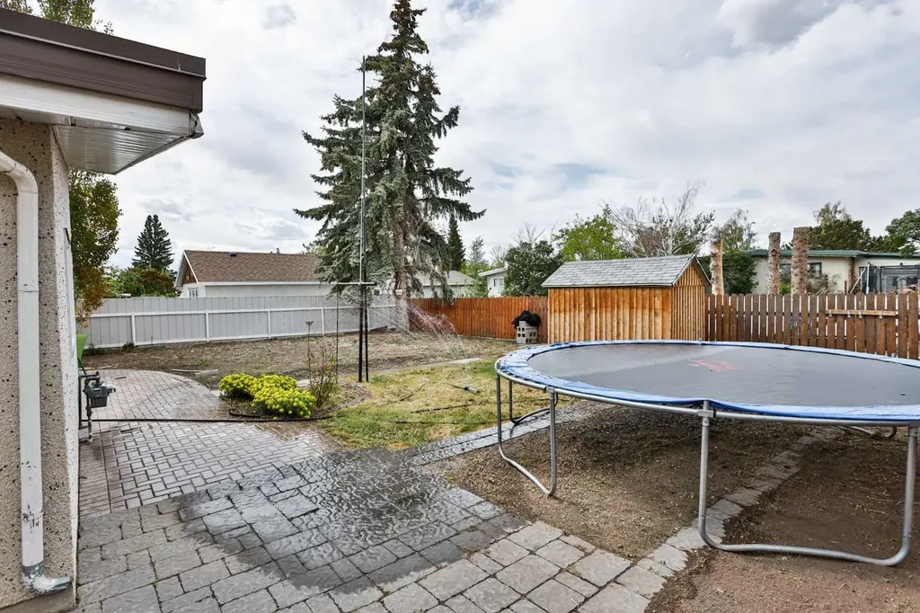 1713 14 Avenue N Lethbridge AB T1H 1V7
