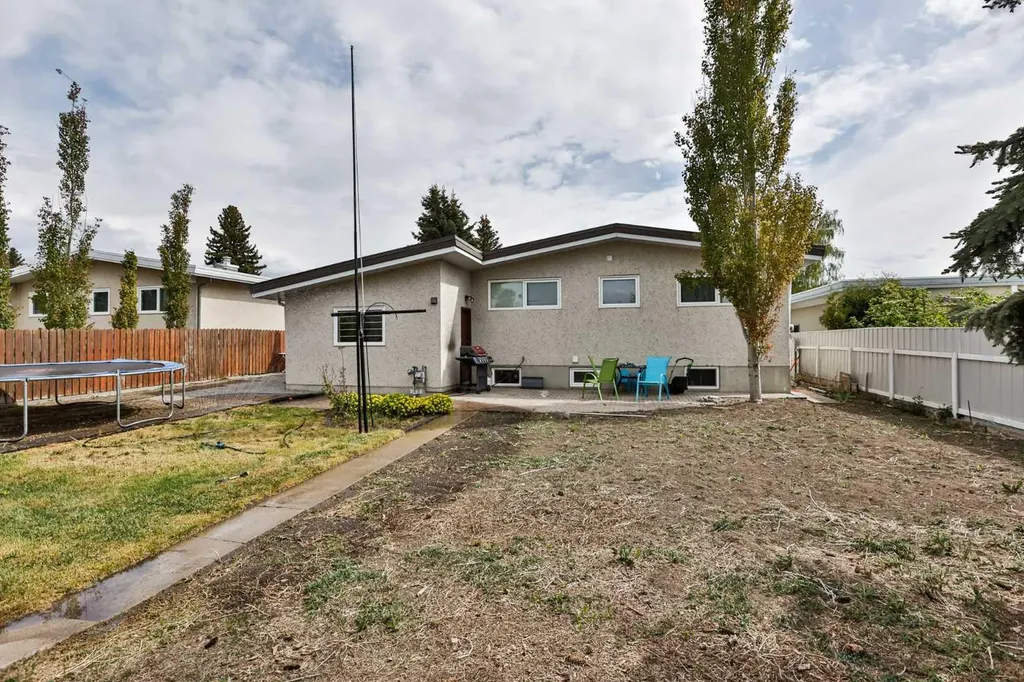 1713 14 Avenue N Lethbridge AB T1H 1V7