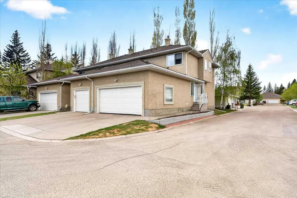 15 Cedarview Mews SW Calgary AB T2W6H8
