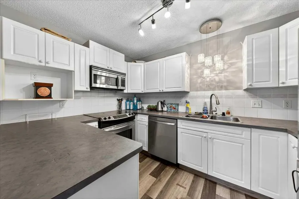 15 Cedarview Mews SW Calgary AB T2W6H8