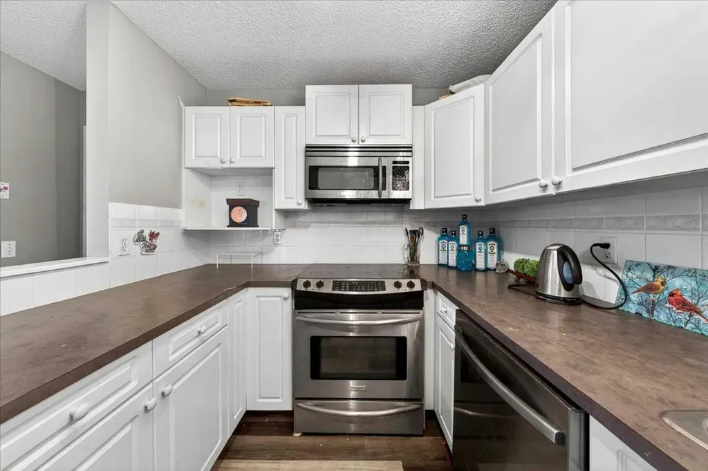 15 Cedarview Mews SW Calgary AB T2W6H8