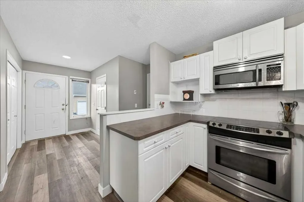 15 Cedarview Mews SW Calgary AB T2W6H8