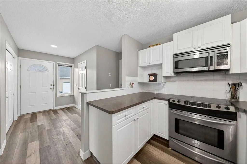 15 Cedarview Mews SW Calgary AB T2W6H8