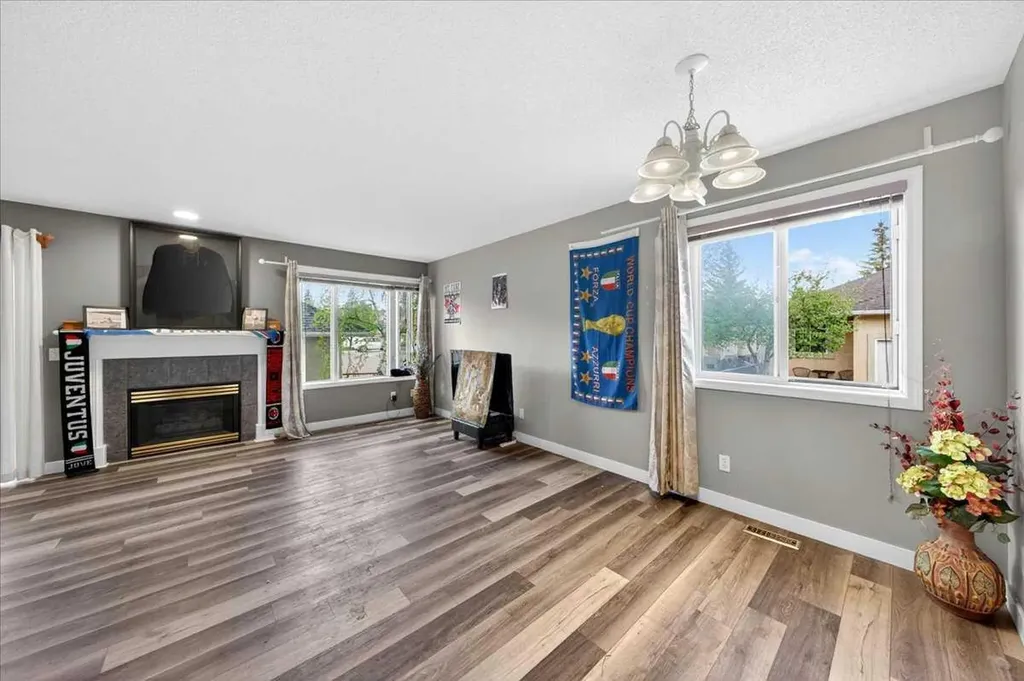 15 Cedarview Mews SW Calgary AB T2W6H8