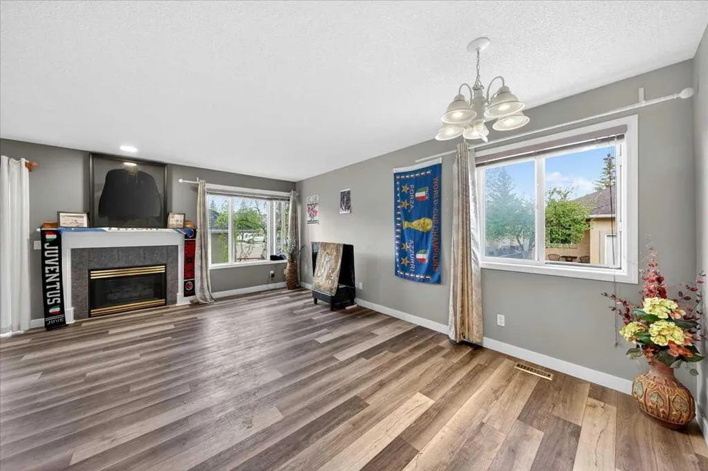 15 Cedarview Mews SW Calgary AB T2W6H8