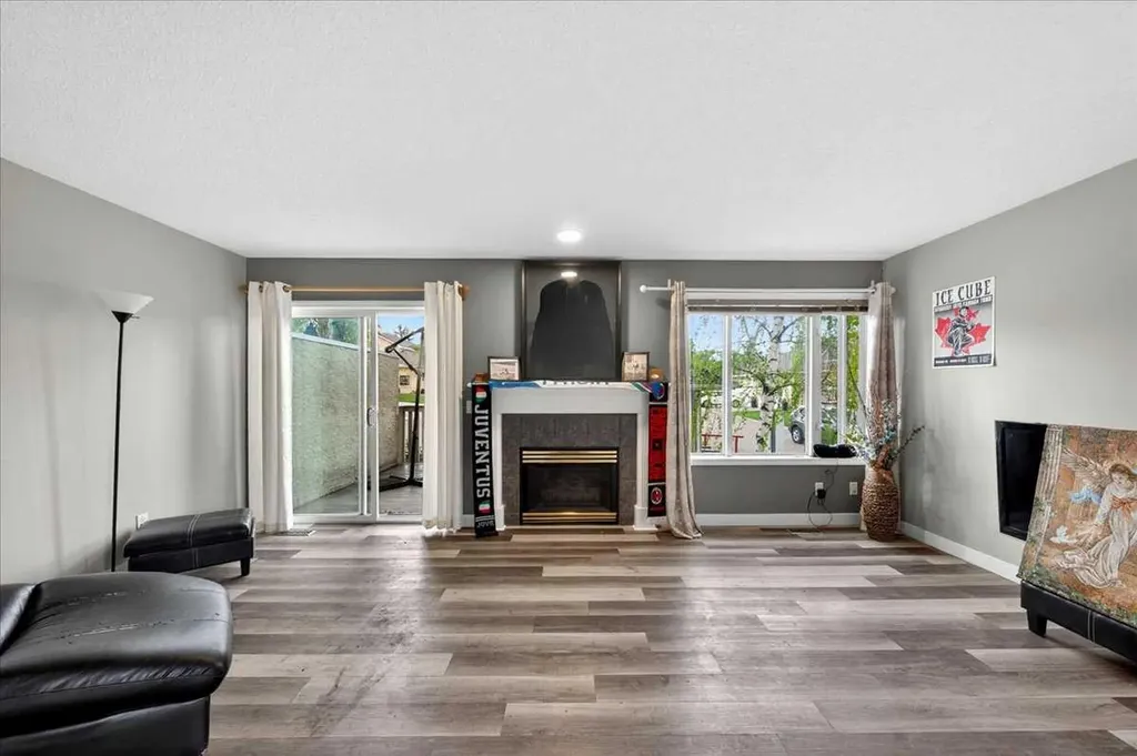 15 Cedarview Mews SW Calgary AB T2W6H8