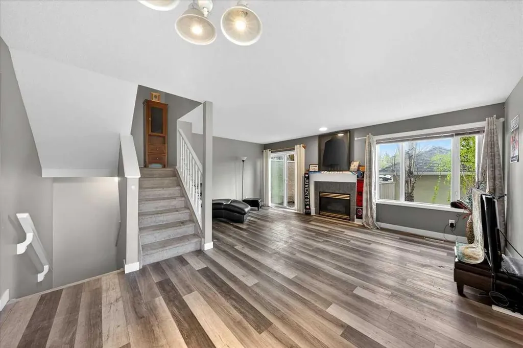15 Cedarview Mews SW Calgary AB T2W6H8