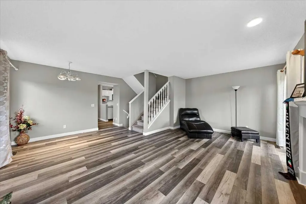 15 Cedarview Mews SW Calgary AB T2W6H8