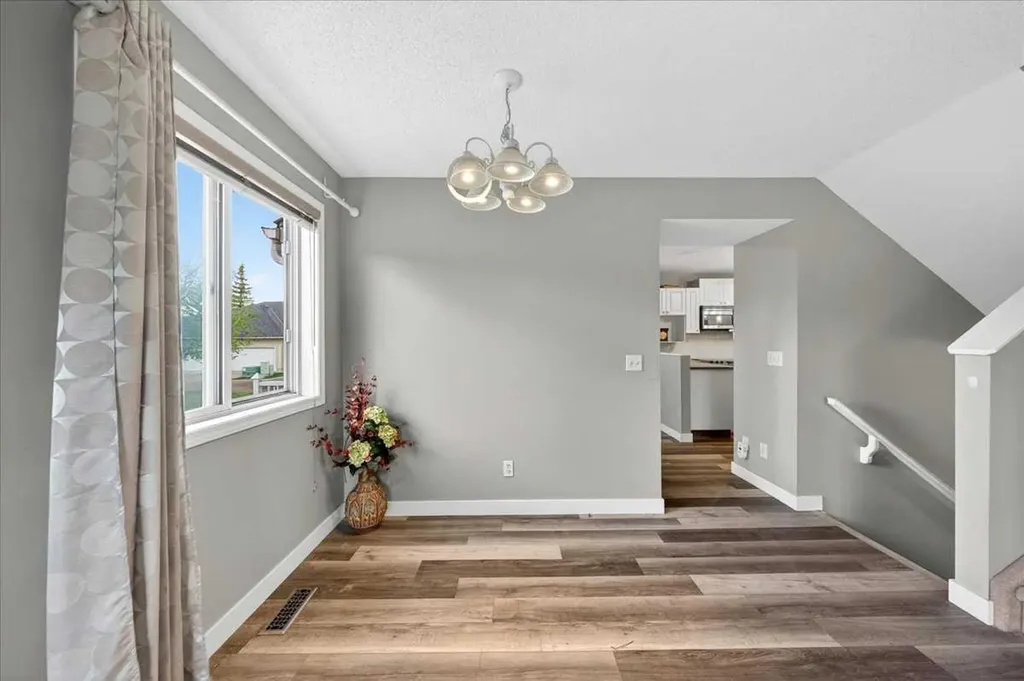 15 Cedarview Mews SW Calgary AB T2W6H8
