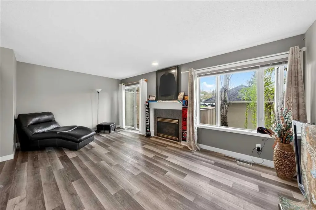 15 Cedarview Mews SW Calgary AB T2W6H8