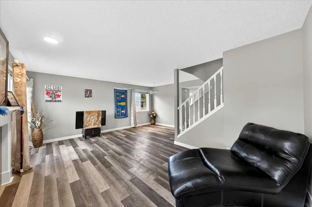 15 Cedarview Mews SW Calgary AB T2W6H8