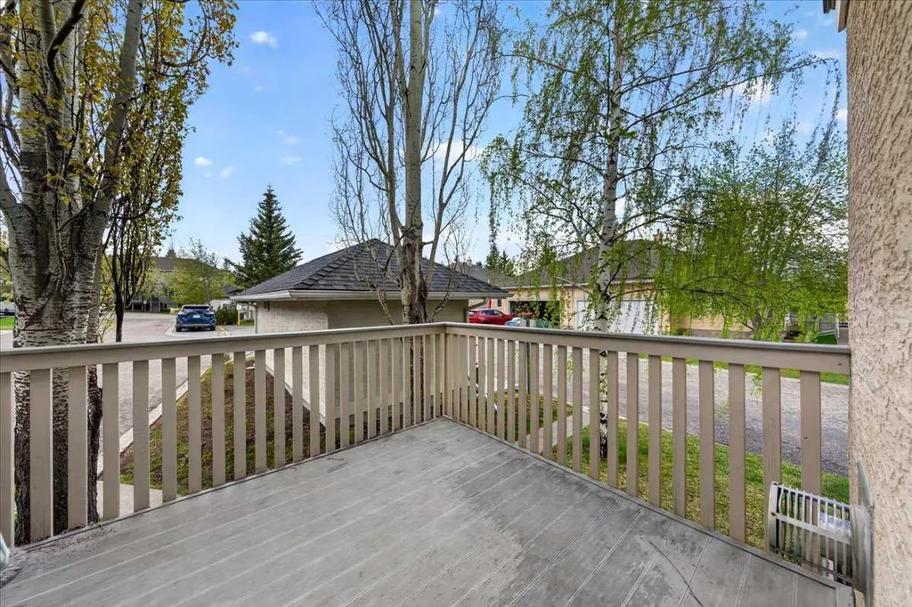 15 Cedarview Mews SW Calgary AB T2W6H8