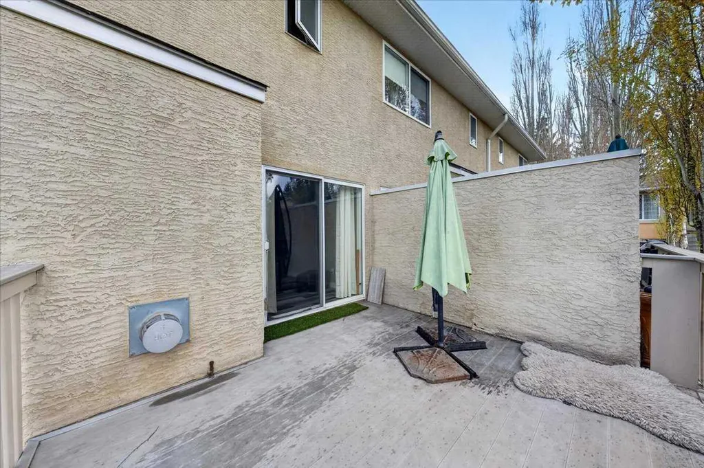 15 Cedarview Mews SW Calgary AB T2W6H8