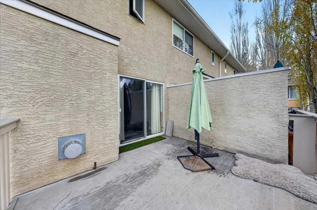 15 Cedarview Mews SW Calgary AB T2W6H8