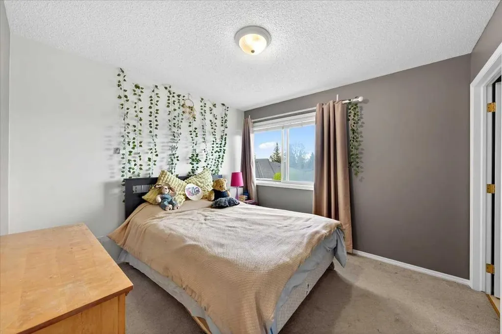 15 Cedarview Mews SW Calgary AB T2W6H8