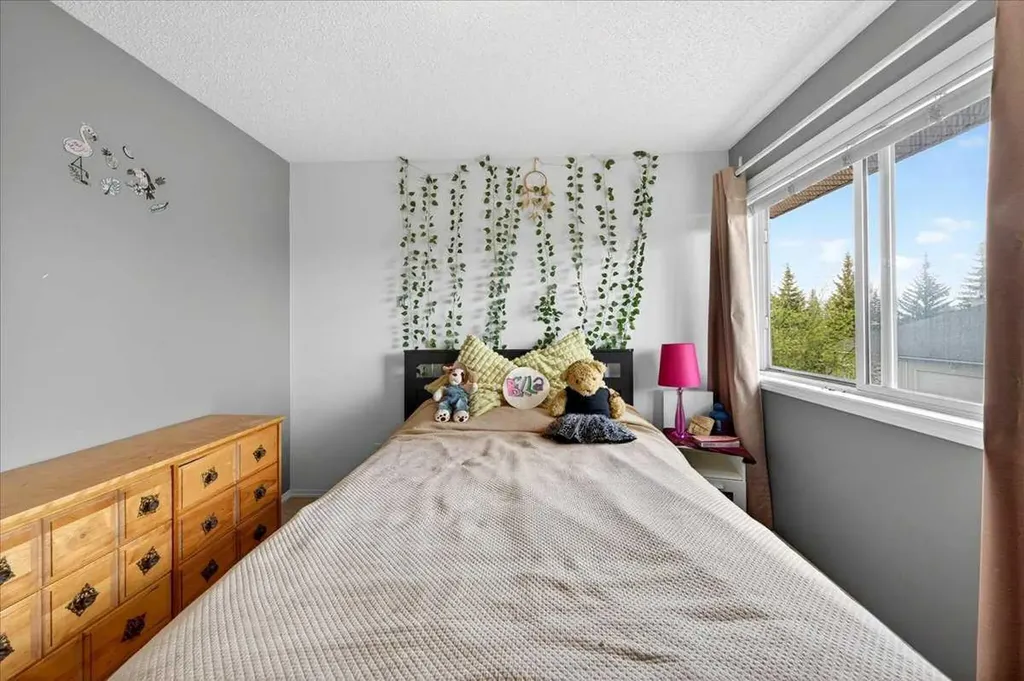 15 Cedarview Mews SW Calgary AB T2W6H8