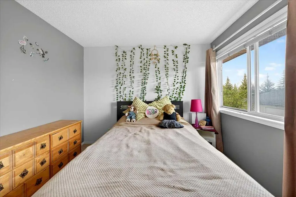 15 Cedarview Mews SW Calgary AB T2W6H8