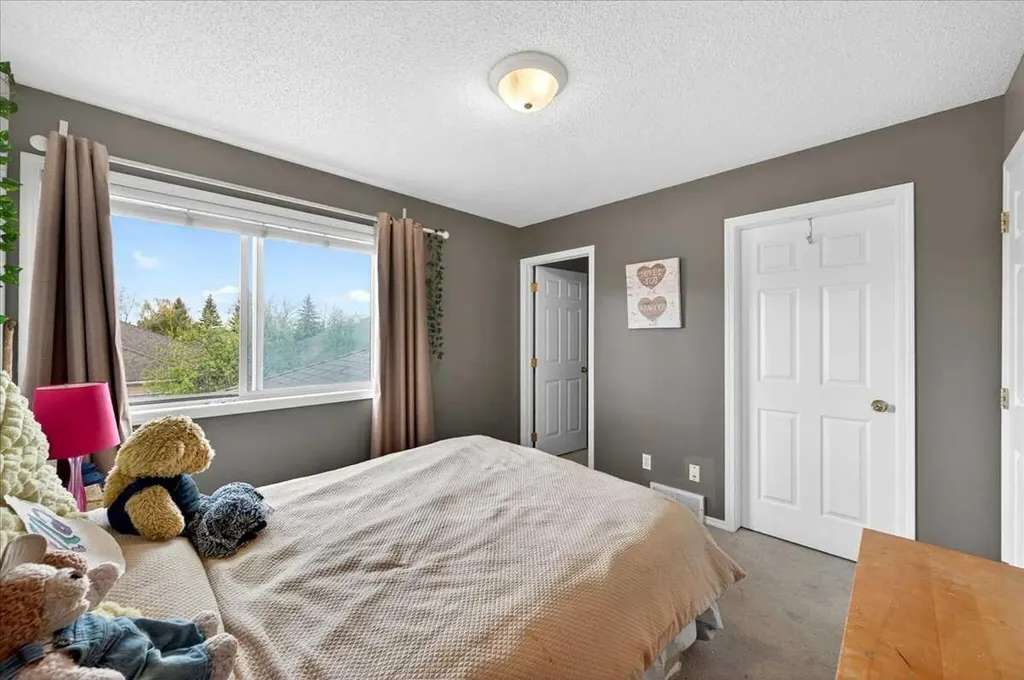 15 Cedarview Mews SW Calgary AB T2W6H8