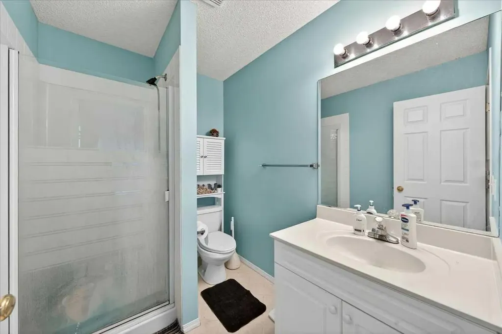 15 Cedarview Mews SW Calgary AB T2W6H8