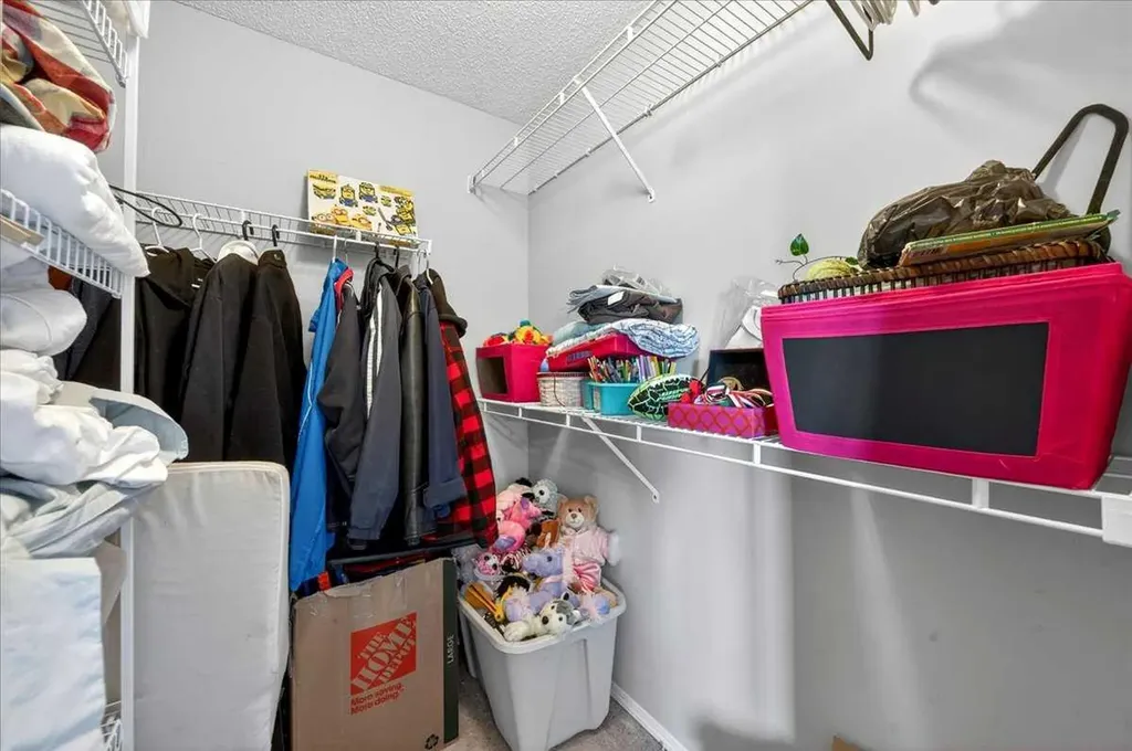 15 Cedarview Mews SW Calgary AB T2W6H8