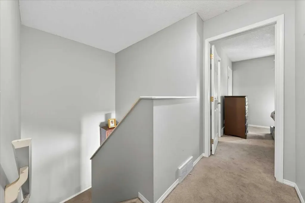 15 Cedarview Mews SW Calgary AB T2W6H8