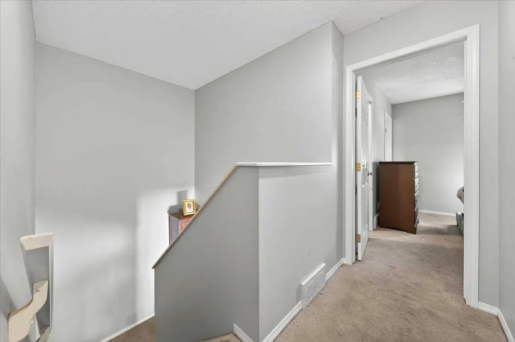 15 Cedarview Mews SW Calgary AB T2W6H8