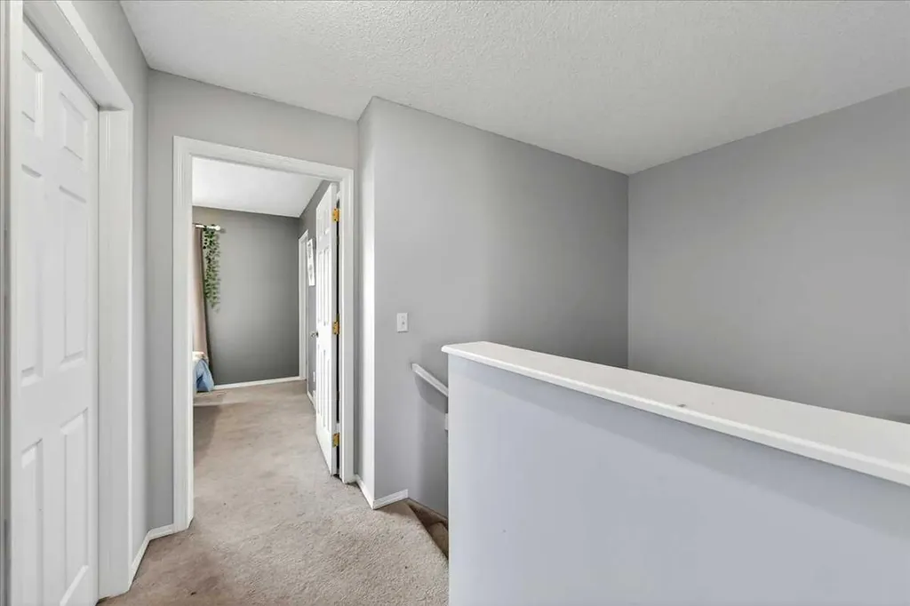 15 Cedarview Mews SW Calgary AB T2W6H8